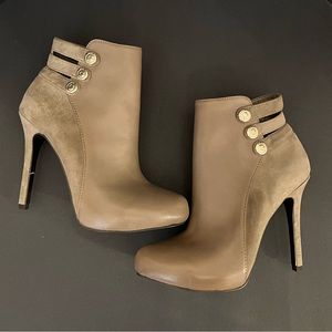 GUESS Heels | GUESS Shoes | Size 8 | 4.5 inch heel | Color: Tan